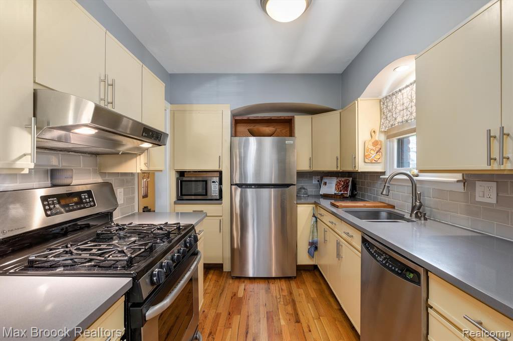 831 W OAKRIDGE Street, Ferndale, MI 48220 — Photo 16