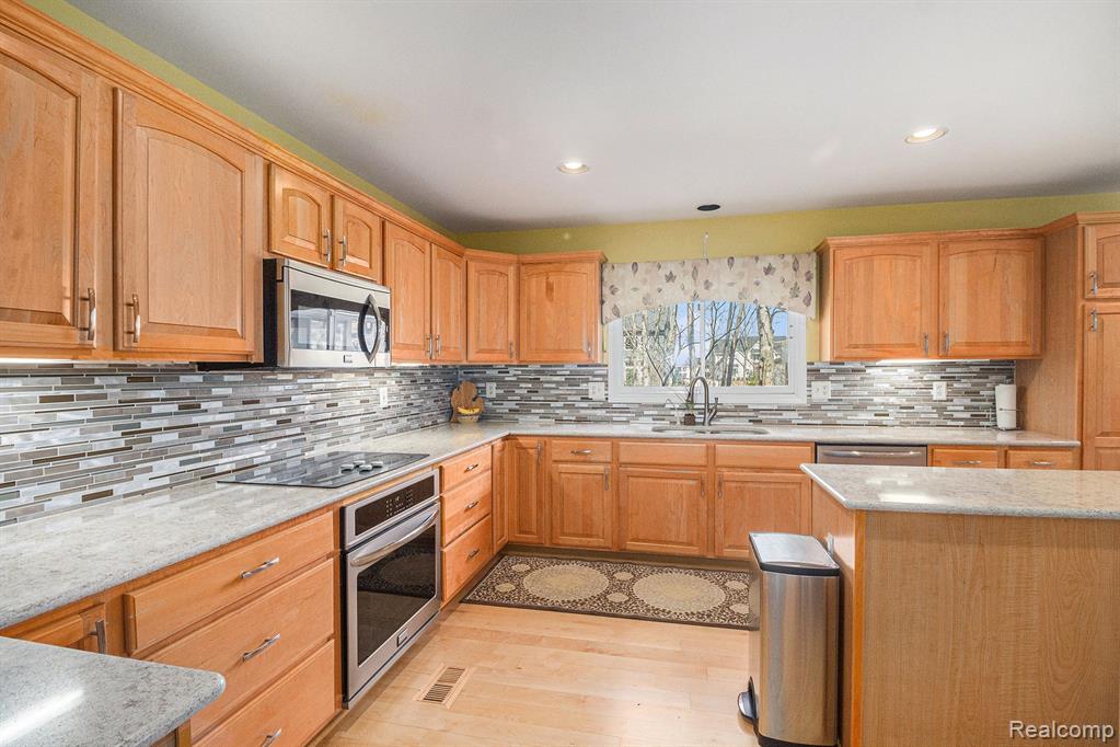 57598 HIDDEN TIMBERS Drive, South Lyon, MI 48178 — Photo 8
