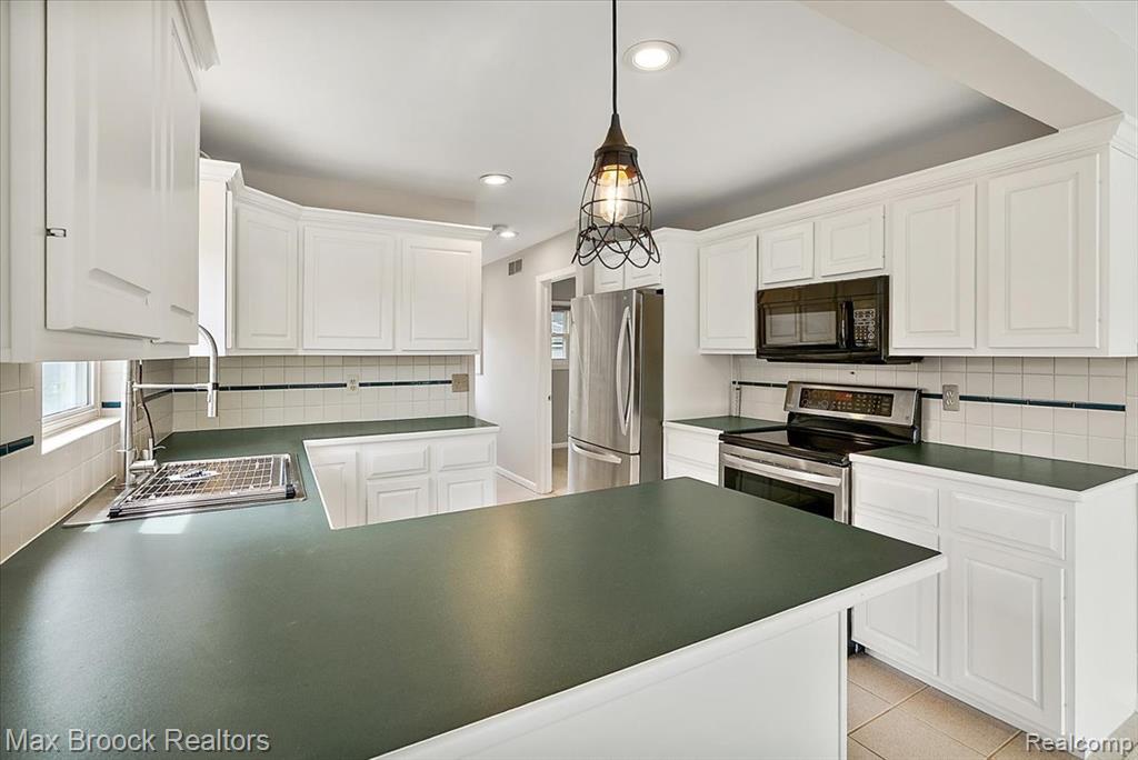 1323 Castlewood Drive, White Lake, MI — Photo 9