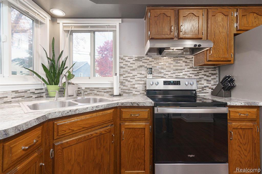 5404 SARVIS Avenue, Waterford, MI 48327 — Photo 12