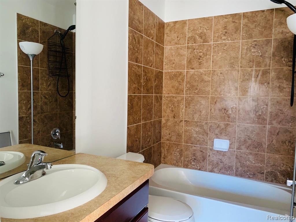 44525 Gwinnett Loop, Novi, MI — Photo 17