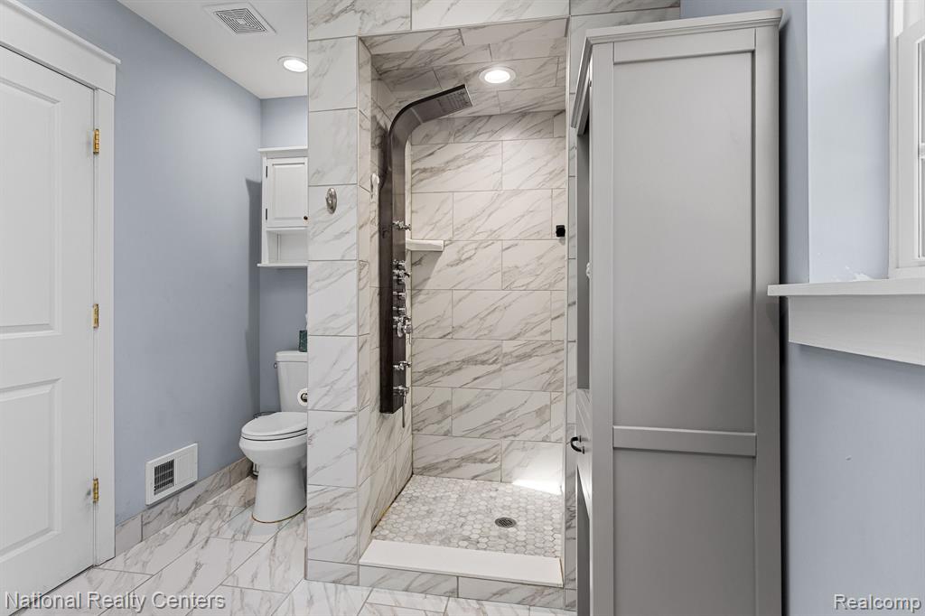 3706 Lakeview Boulevard, Orchard Lake Village, MI 48324 — Photo 23