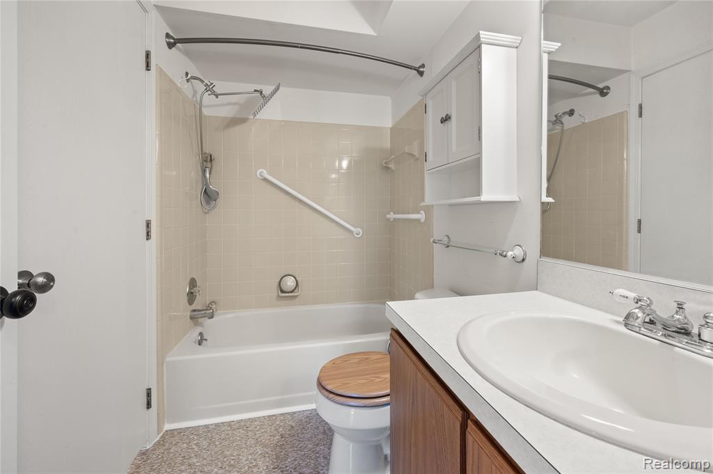 11830 Shenandoah Drive, 4, South Lyon, MI 48178 — Photo 11