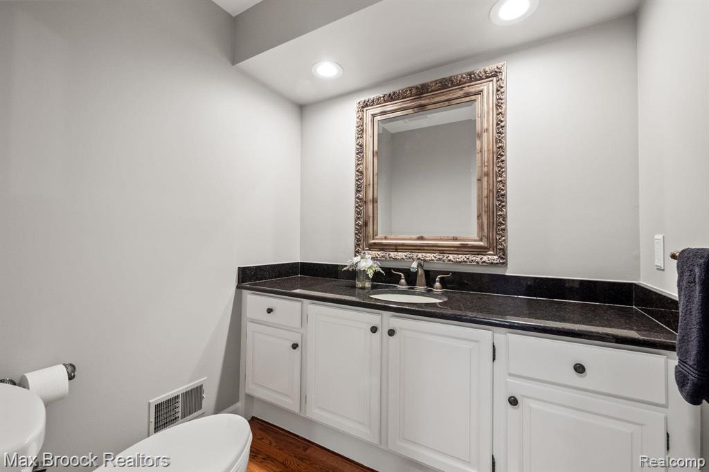 6082 N Shore Drive, West Bloomfield, MI 48324 — Photo 14