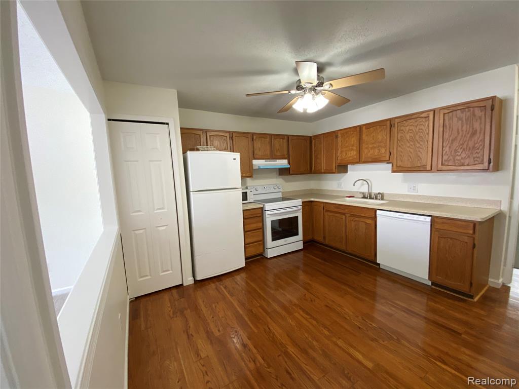 596 Yorkshire Sq. Square, 23, Milan, MI 48160 — Photo 2