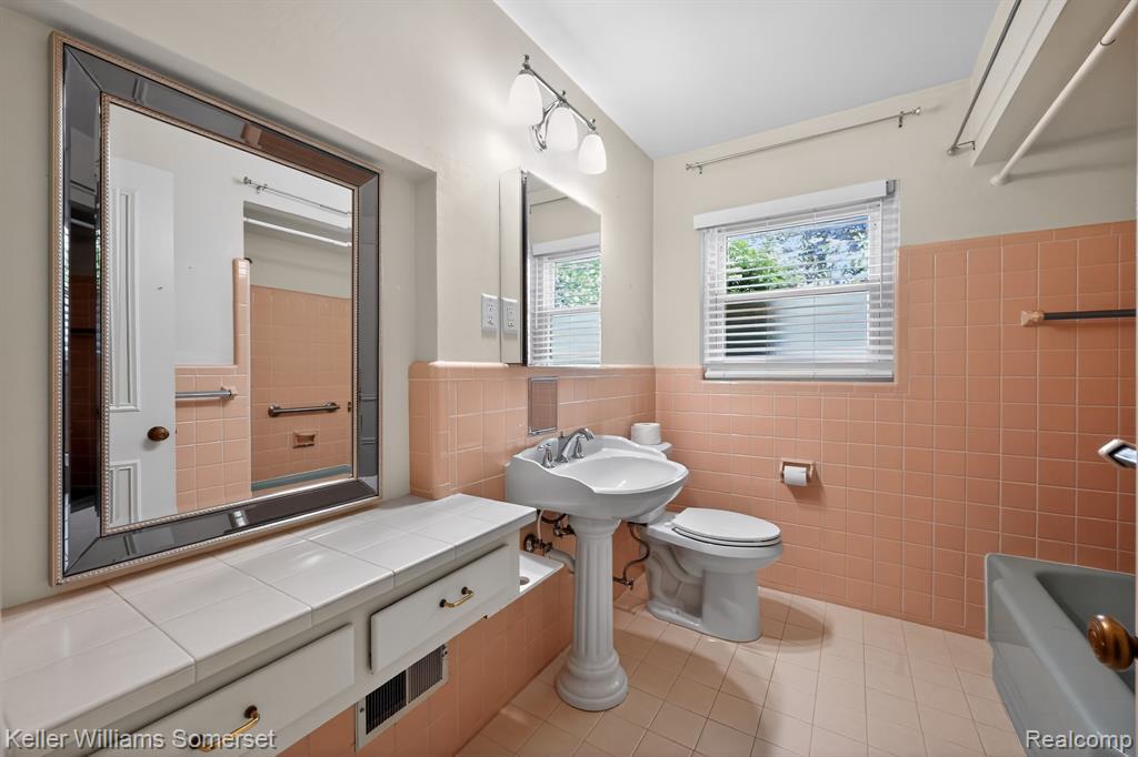 1681 Oxford Road, Grosse Pointe Woods, MI 48236 — Photo 16