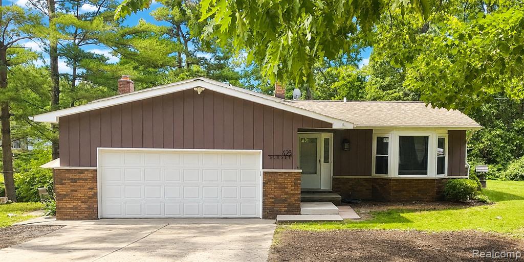 423 Sunset, White Lake, MI 48383 — front exterior