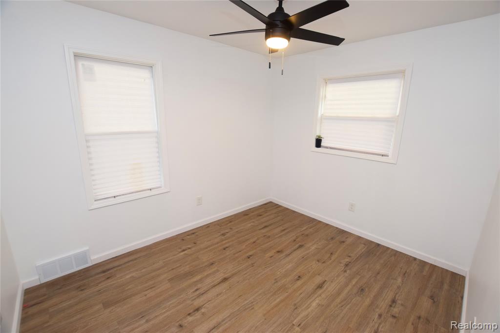 4822 Birchcrest Drive W, Flint, MI 48504 — Photo 8