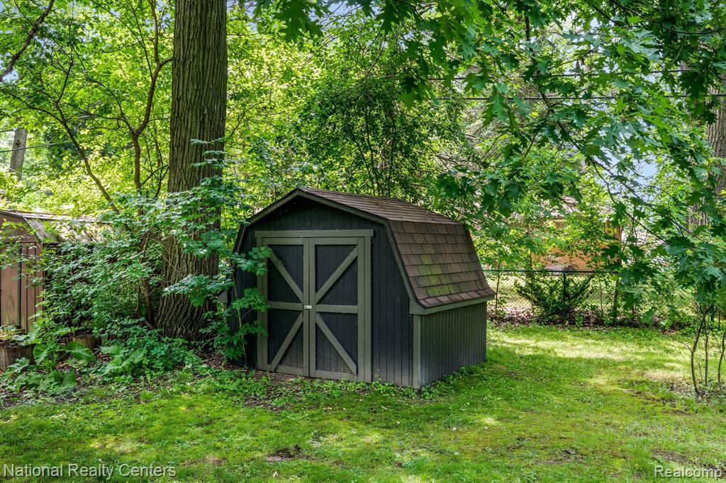 4211 WOODMONT Drive, Waterford, MI 48329 — Photo 28