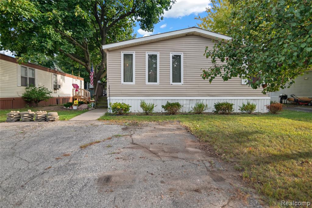 351 North Squirrel Road #63, Auburn Hills, MI 48326 — front exterior