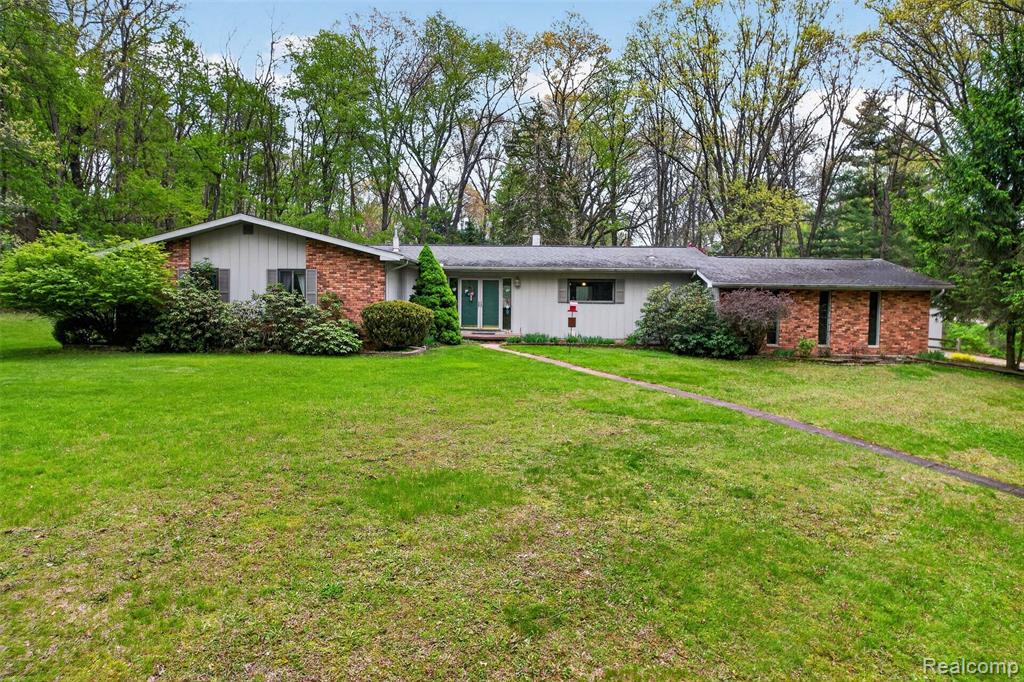 10467 McGregor Road, Pinckney, MI 48169 — Photo 2