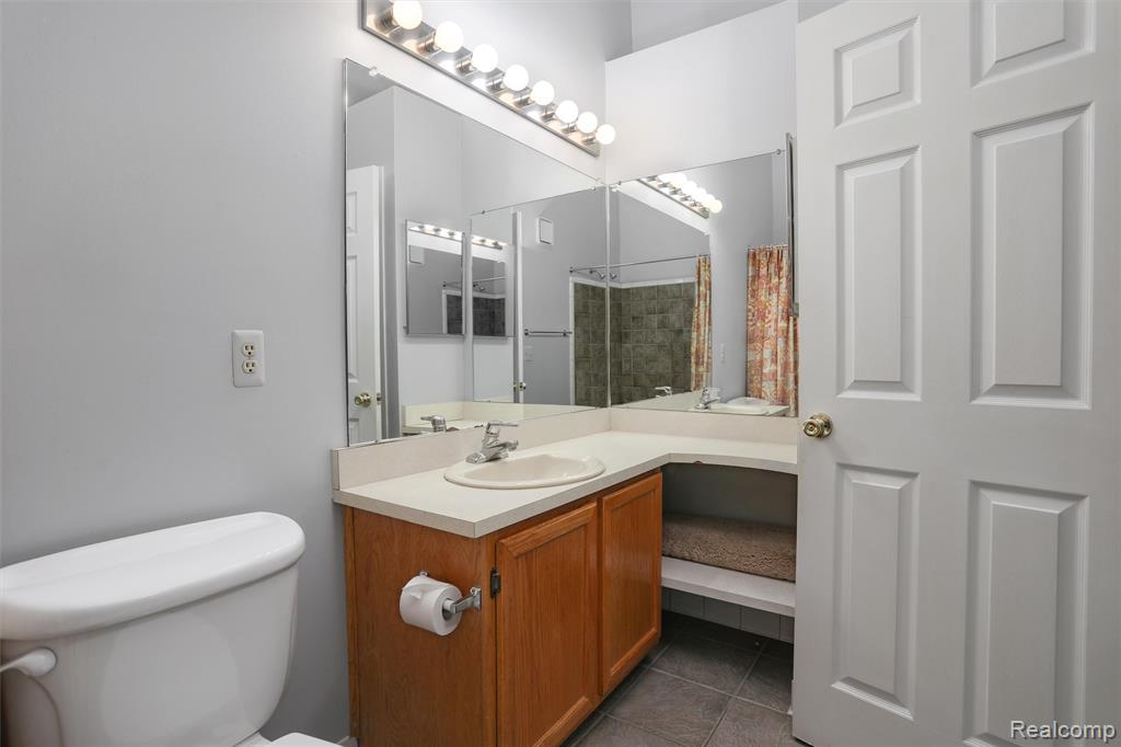 38928 Country Circle, Farmington Hills, MI 48331 — Photo 14