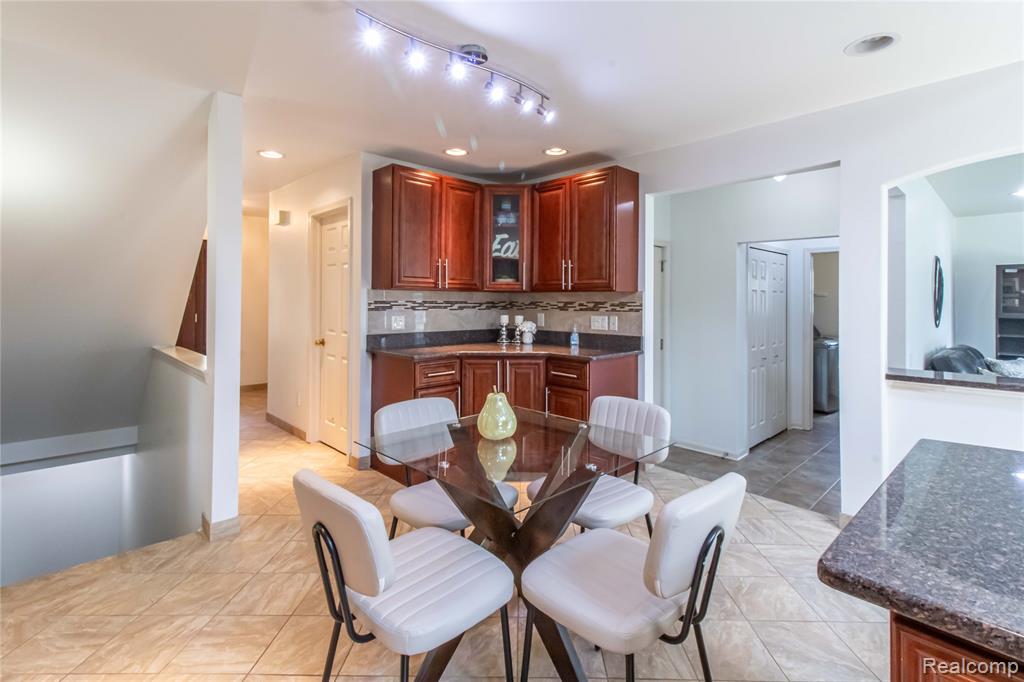 47302 Butler Lane, Novi, MI — Photo 18