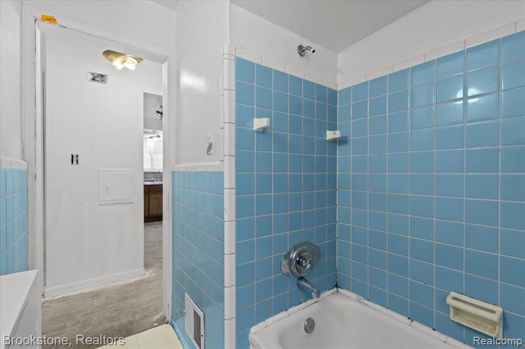 7690 Heyden Street, Detroit, MI 48228 — Photo 12