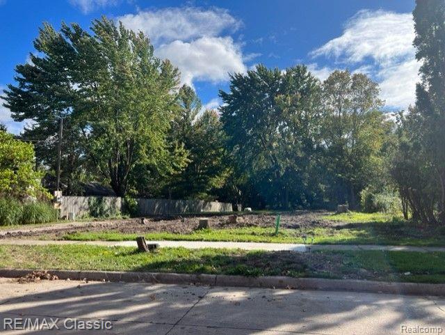 5018 NORTHLAWN Drive, Sterling Heights, MI 48310 — front exterior