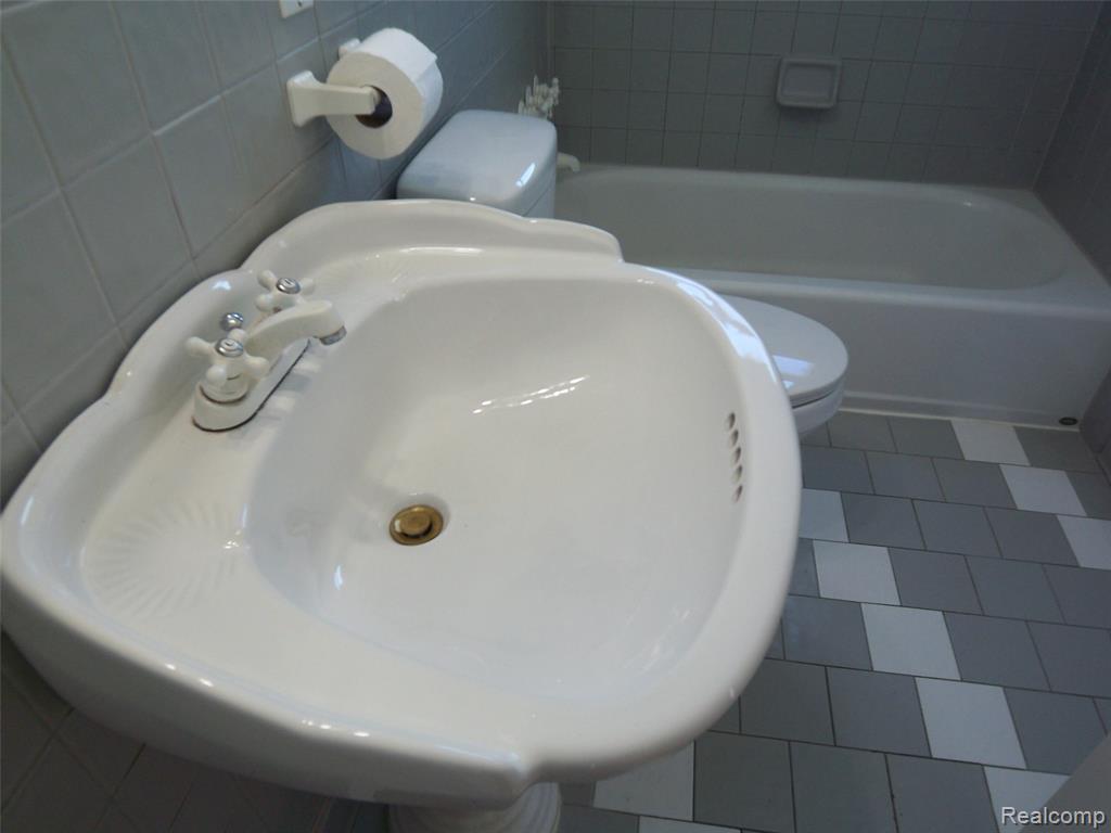 8269 Sterling, Center Line, MI 48015 — Photo 12