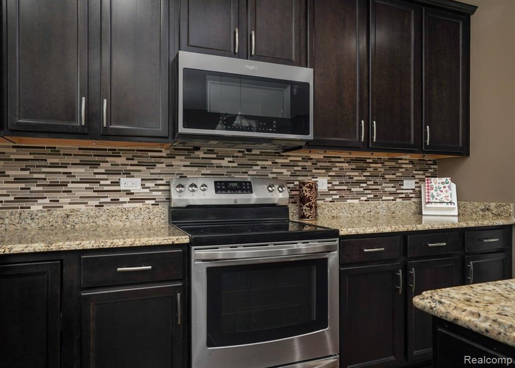 5657 GOLF POINTE Drive, Clarkston, MI 48348 — Photo 12