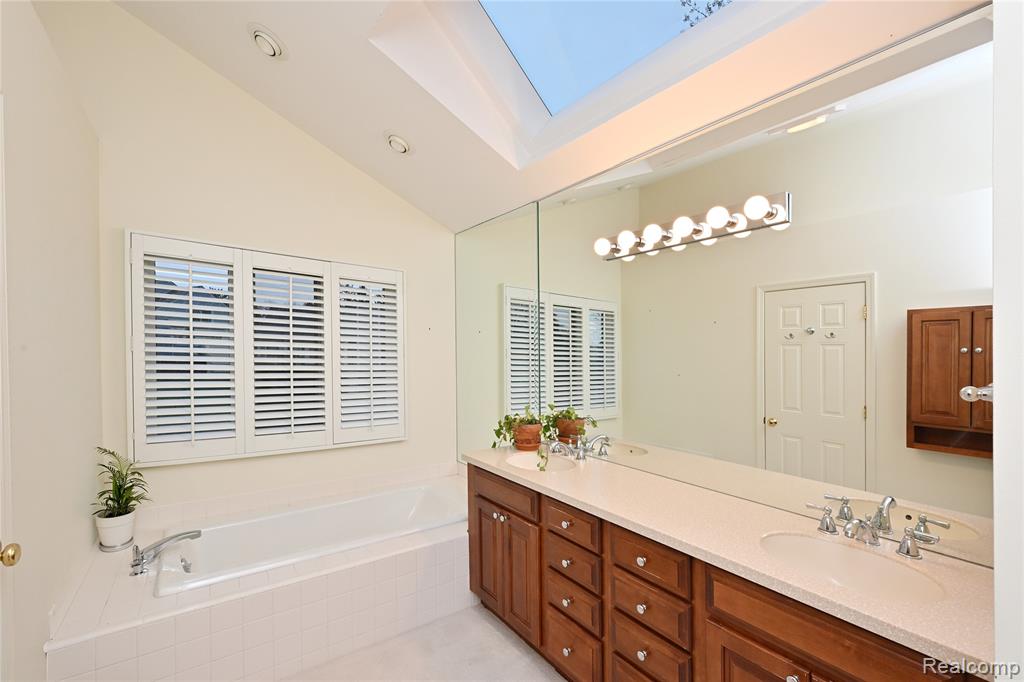618 Deauville Lane, Bloomfield Hills, MI 48304 — Photo 11