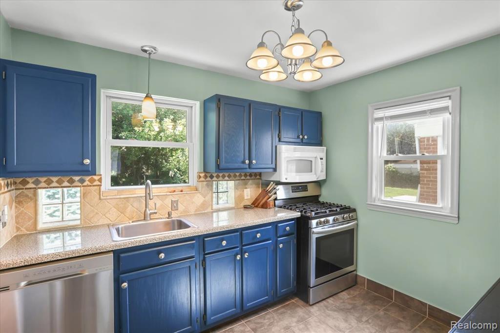 20871 Van Antwerp Street, Harper Woods, MI 48225 — Photo 12