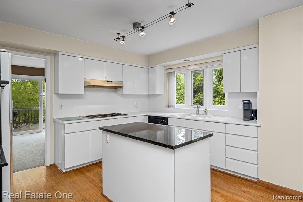 5000 Mirror Lake Court, 19, West Bloomfield, MI 48323 — Photo 21