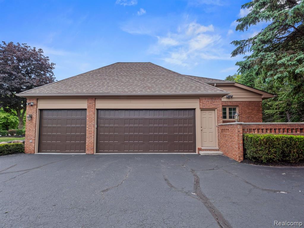 4932 SUSANS Way, Bloomfield Hills, MI 48302 — Photo 43