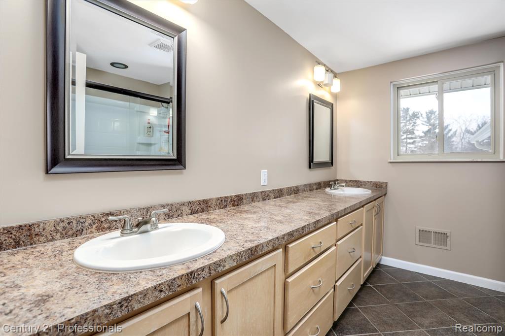 9077 BAVARIAN Court, Clarkston, MI 48348 — Photo 16