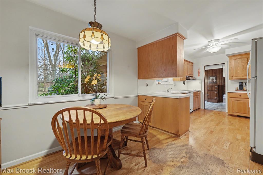 Kitchen & Eat-in Area