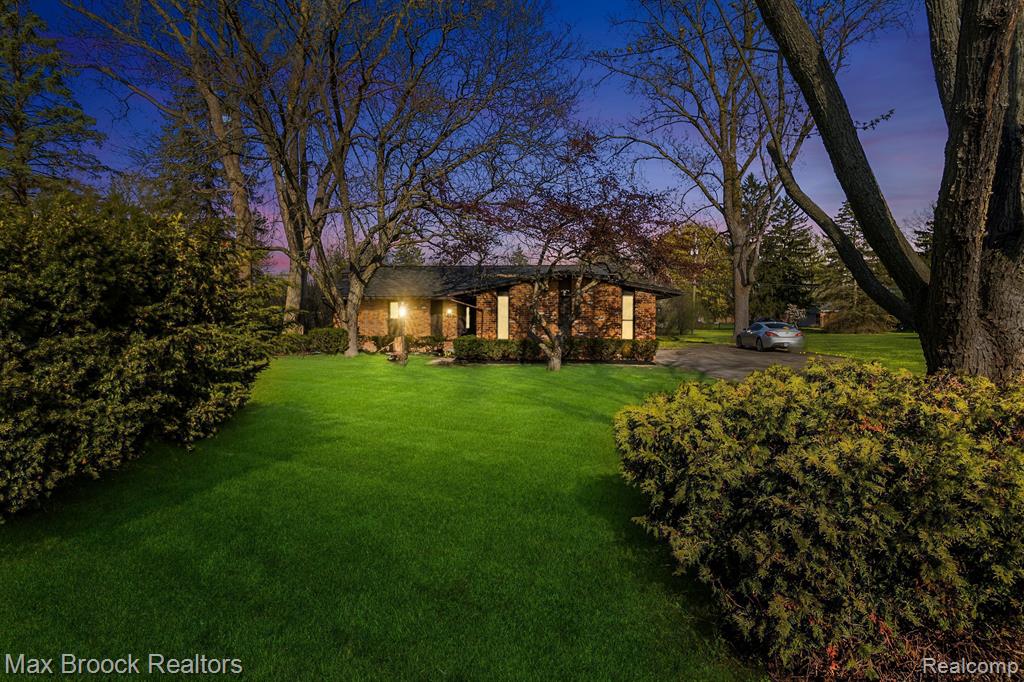 6207 NICHOLAS Drive, West Bloomfield, MI — front exterior