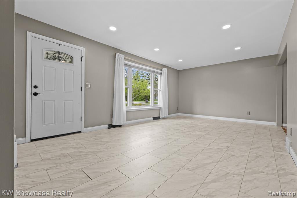 2922 Airport Road, Waterford, MI 48329 — Photo 2