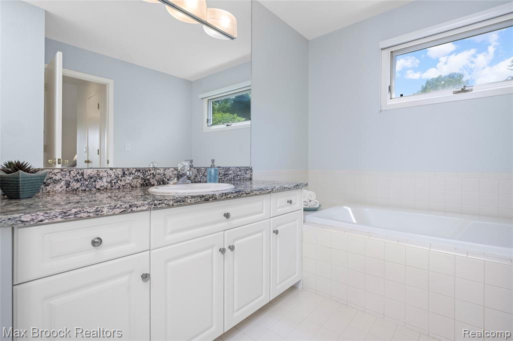4860 Lagoons Circle, West Bloomfield, MI 48323 — Photo 39
