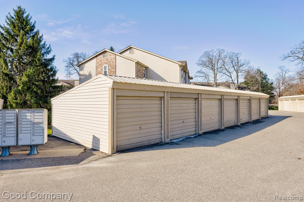 4910 HARBOR POINT Drive, 3, Waterford, MI 48329 — Photo 33