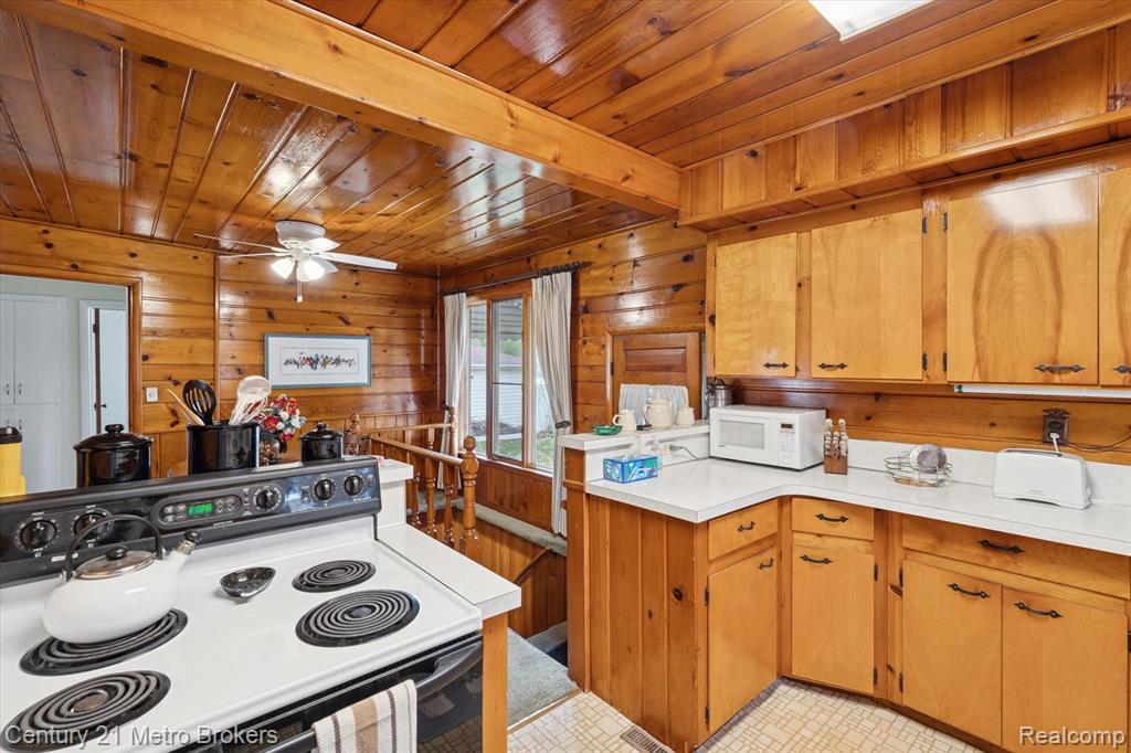 4466 S Center Road, Burton, MI 48519 — Photo 13