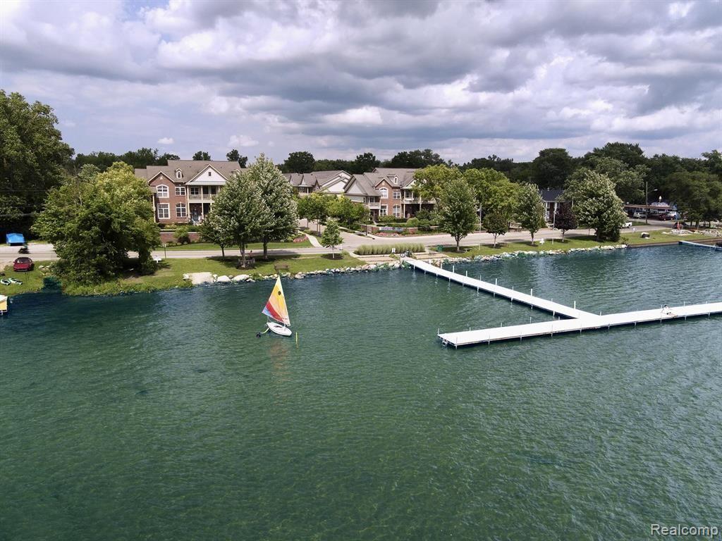156 SANDY Lane, Walled Lake, MI 48390 — Photo 30
