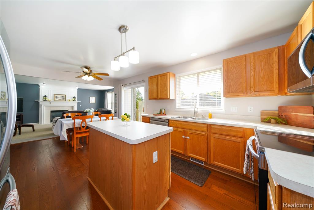 802 Castle Pine Court, Pontiac, MI 48340 — Photo 15