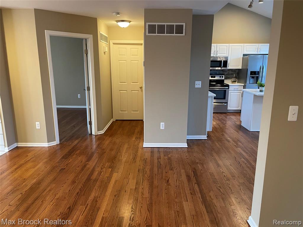924 SANDALWOOD Drive, Troy, MI 48085 — Photo 10