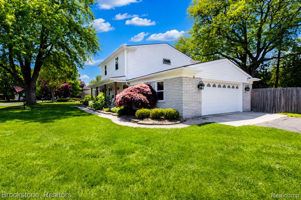20323 N Riverhill Drive, Clinton Twp, MI 48036 — Photo 2