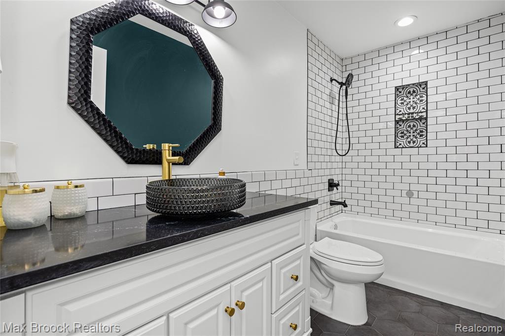 7432 Azalea Court, West Bloomfield, MI — Photo 17