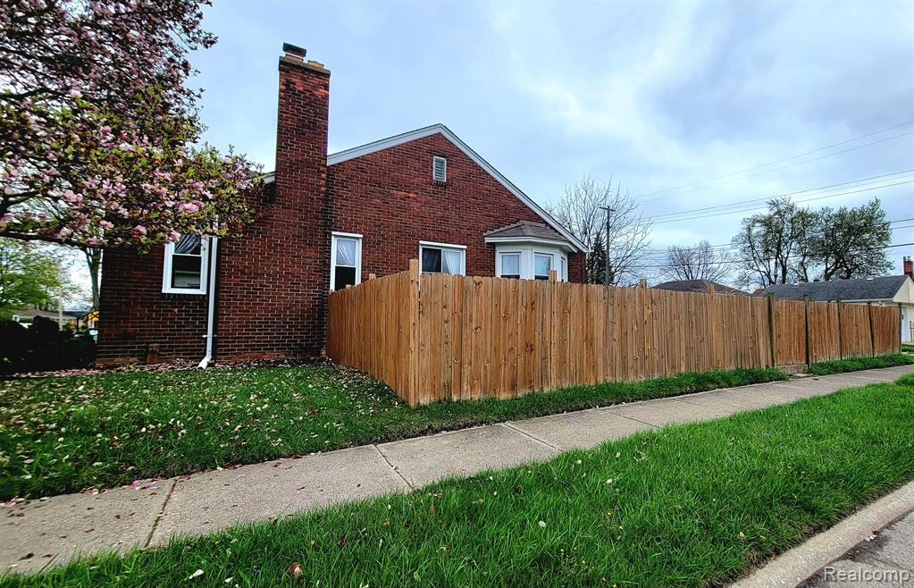 581 ANTOINE Street, Wyandotte, MI 48192 — Photo 4