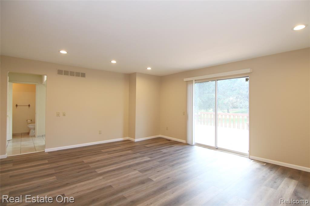 5590 GREENBRIAR Drive, West Bloomfield, MI — Photo 19