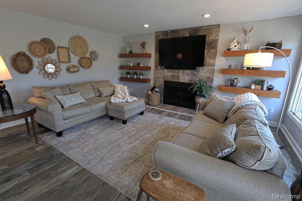 5470 HURON HILLS Drive, Commerce Twp, MI 48382 — Photo 13