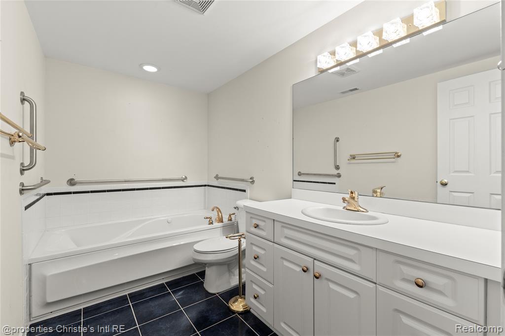 6166 Natures Cove, Grand Blanc, MI 48439 — Photo 32