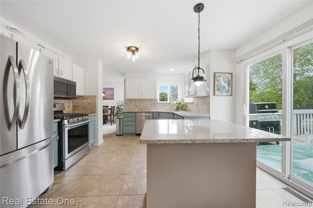 8576 Barrington Drive, Ypsilanti, MI 48198 — Photo 8