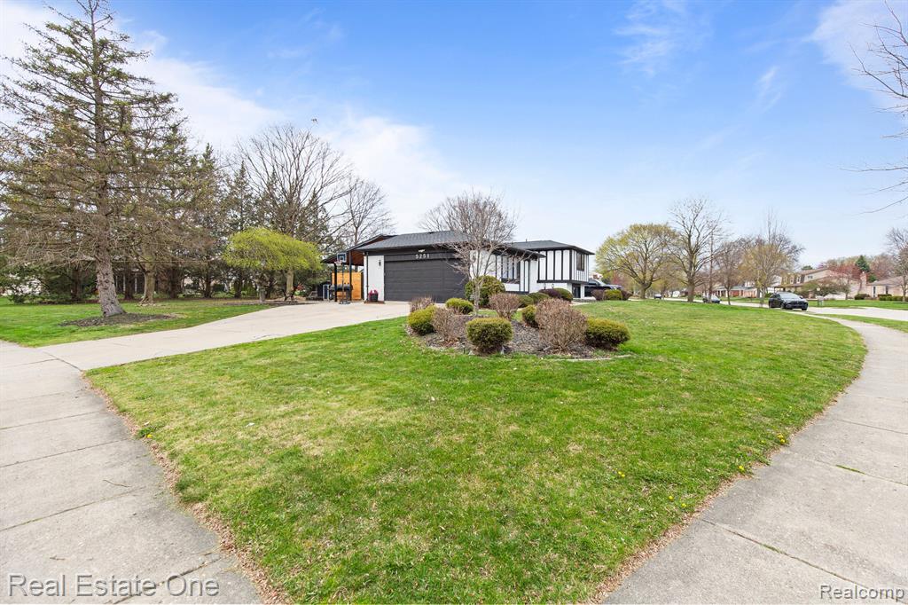 5251 WINCHESTER Drive, Troy, MI 48085 — Photo 55