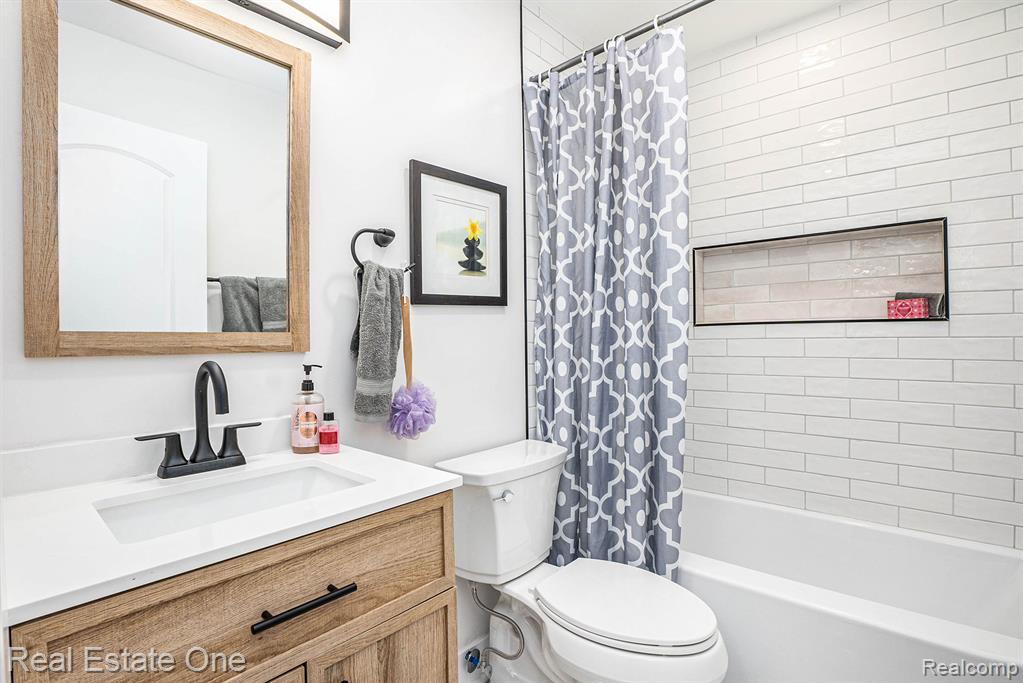 4558 Universal Street, Dearborn Heights, MI 48125 — Photo 8
