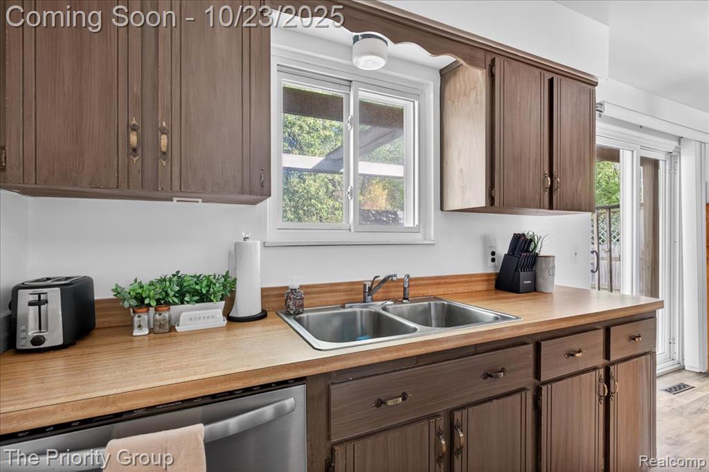 4700 Siebert Road, Waterford, MI 48328 — Photo 16