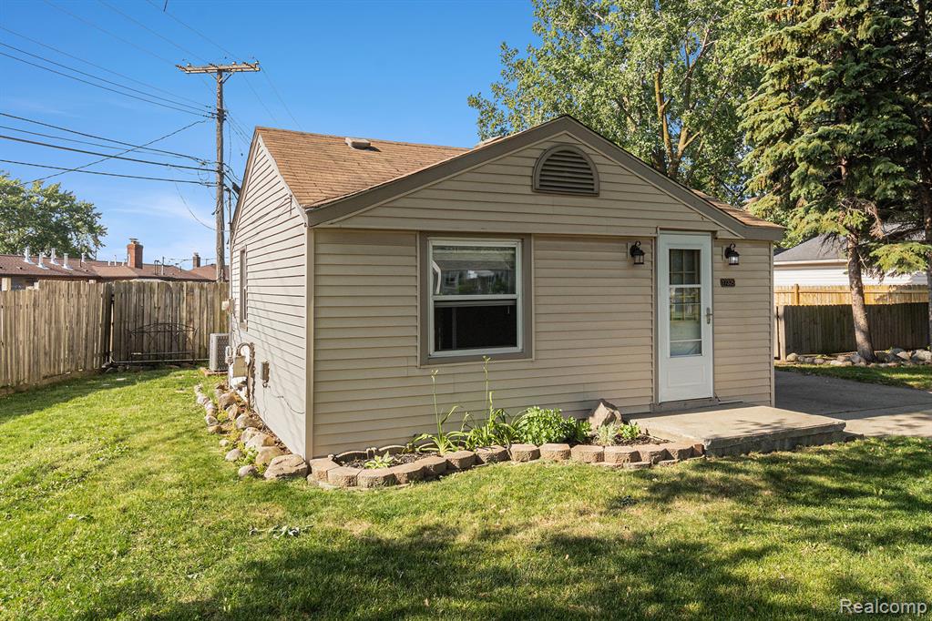 17325 Doris, Fraser, MI 48026 — Photo 2