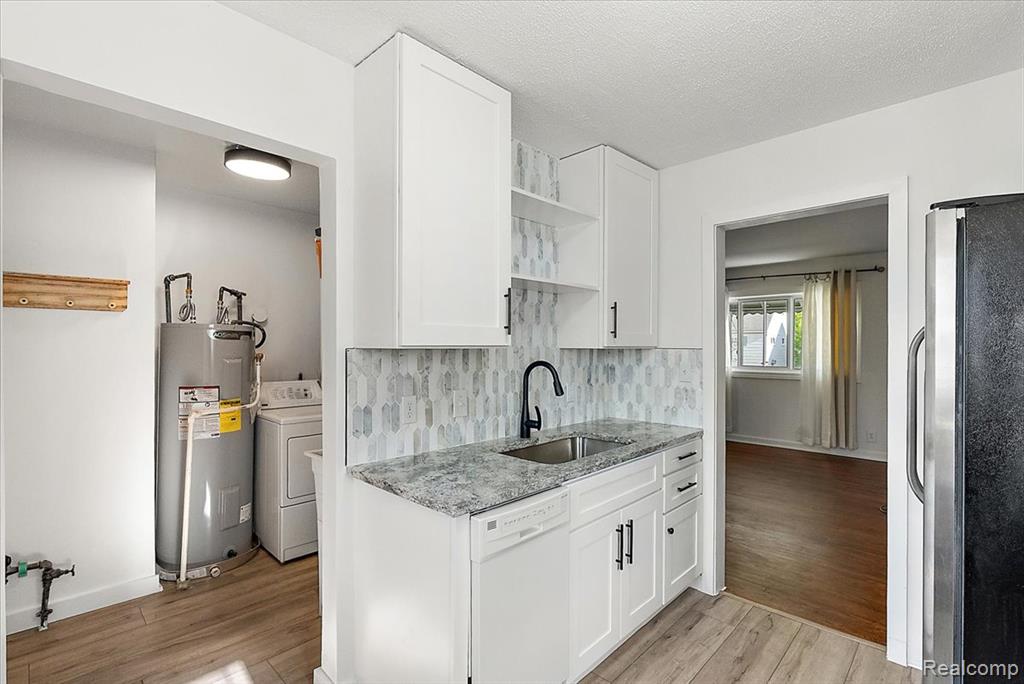 898 E Barrett Avenue, Madison Heights, MI 48071 — Photo 12