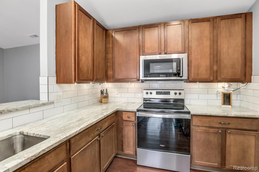 5203 WIDGEON Lane, Walled Lake, MI 48390 — Photo 16