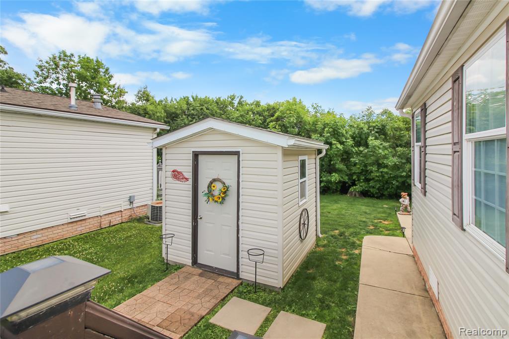 29311 Hidden River Drive, Gibraltar, MI — Photo 17
