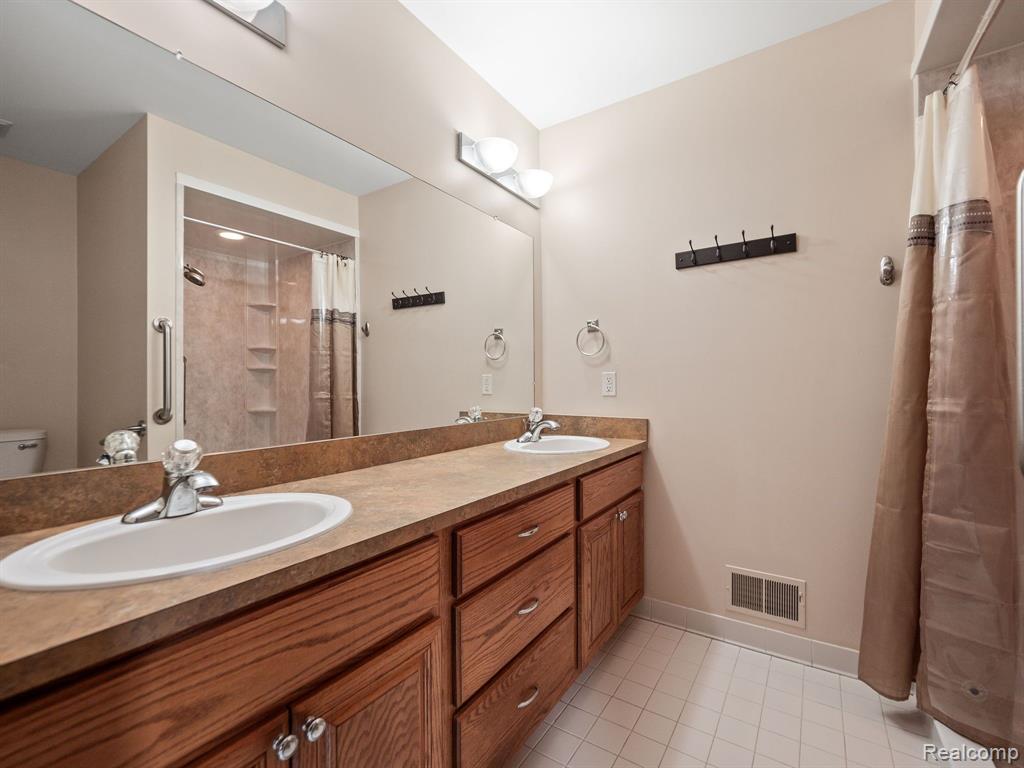 4466 WISTERIA Court, Warren, MI 48092 — Photo 10